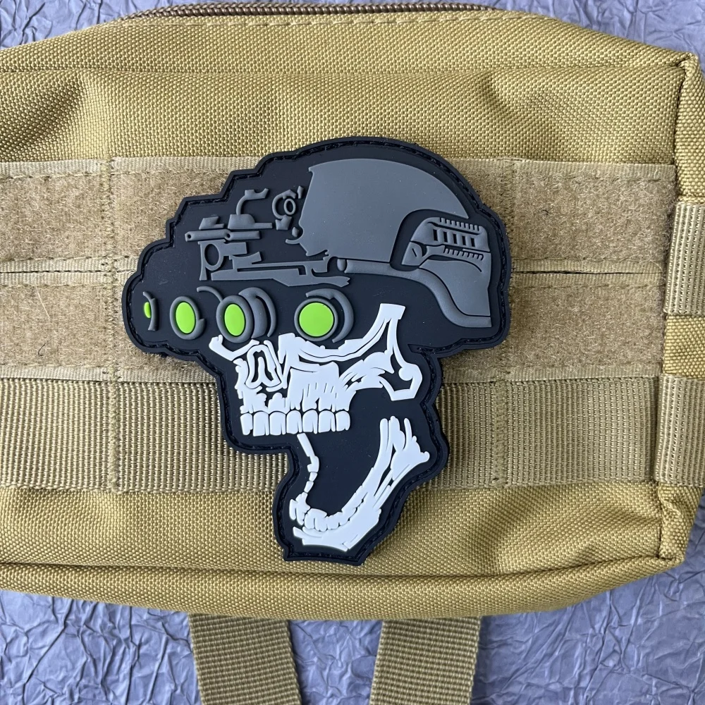 “Keep Your By Your Side“ Skull Gun Patch Pvc Clorhing Stickers Military Tactical Patches Backpack Hook and Loop Badges Applique