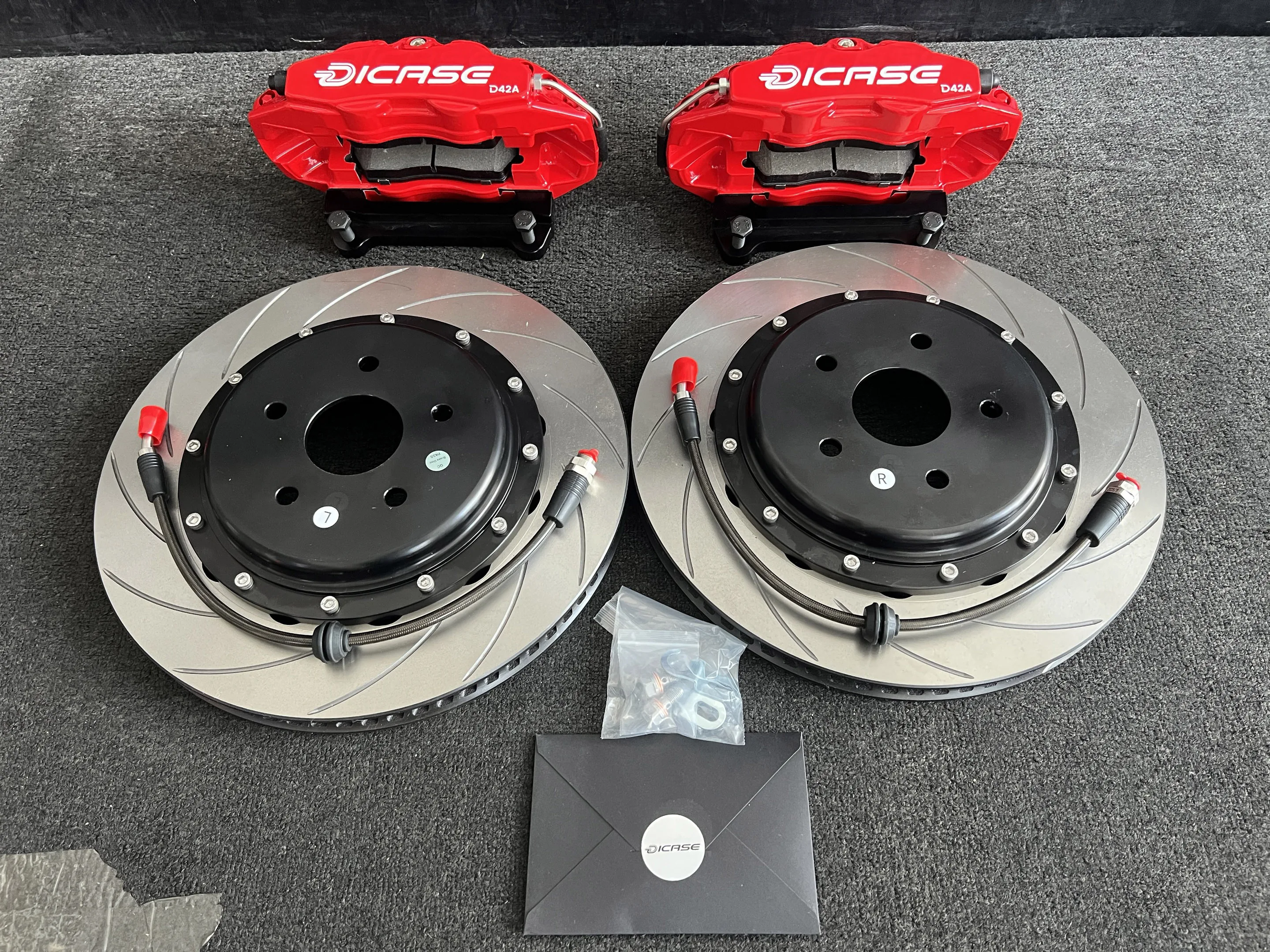 

Customer-customized front 6-piston DR7 brake calipers with rear 4-piston D42 brake calipers, suitable for Dodge Challenger (R/T)