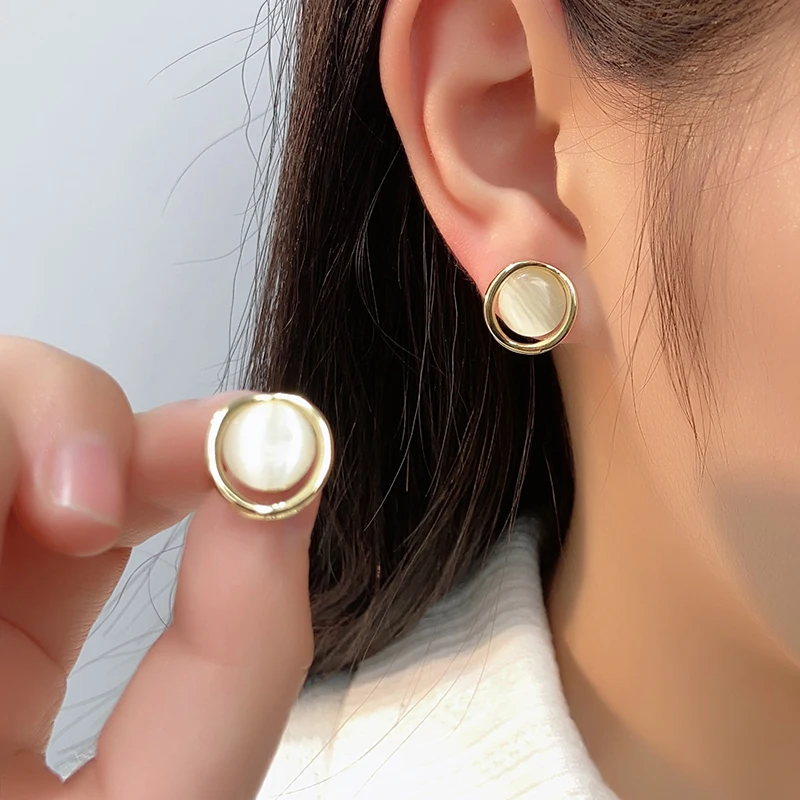 Cute Retro Round Cat\'s Eye Stone Stud Earrings for Women Fashion Jewelry Light Luxury Minimalist Accessories