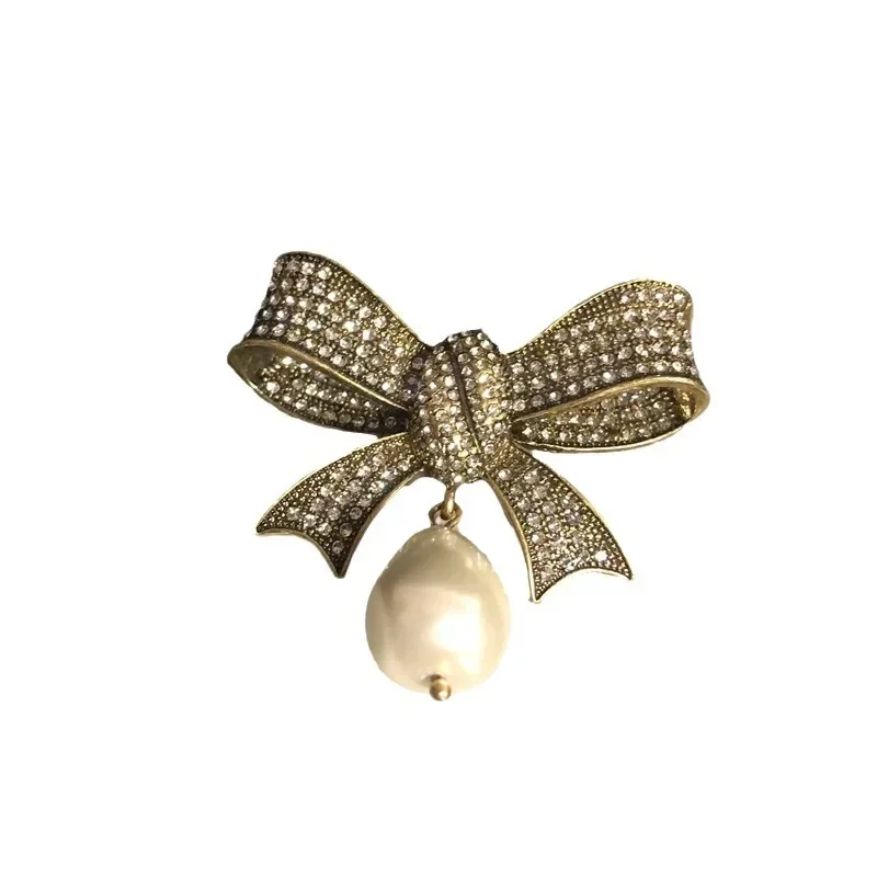 بروش مجوهرات من تشينغداو مصنوع من الذهب القديم مع مجموعة بروش كلاسيكية من الأحجار الكريمة وقطرات الماء وقلادة من اللؤلؤ ودبوس امرأة