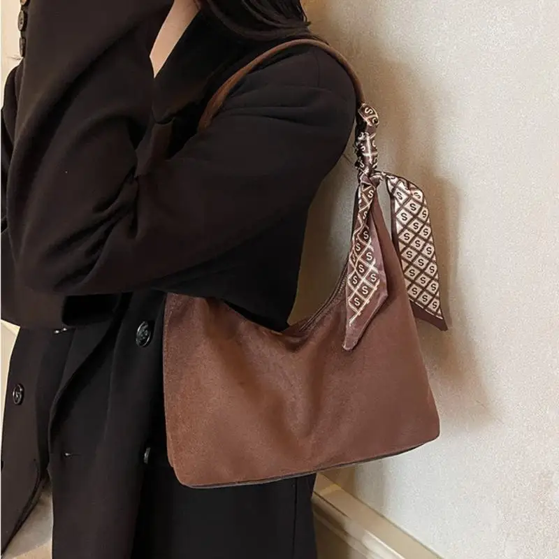 Retro-Handtaschen aus weichem PU-Leder für Damen, zum Tragen über der Schulter oder unter dem Arm, mit Seidenschal, lässige, einfarbige Damen-Umhängetaschen. – Detail 1