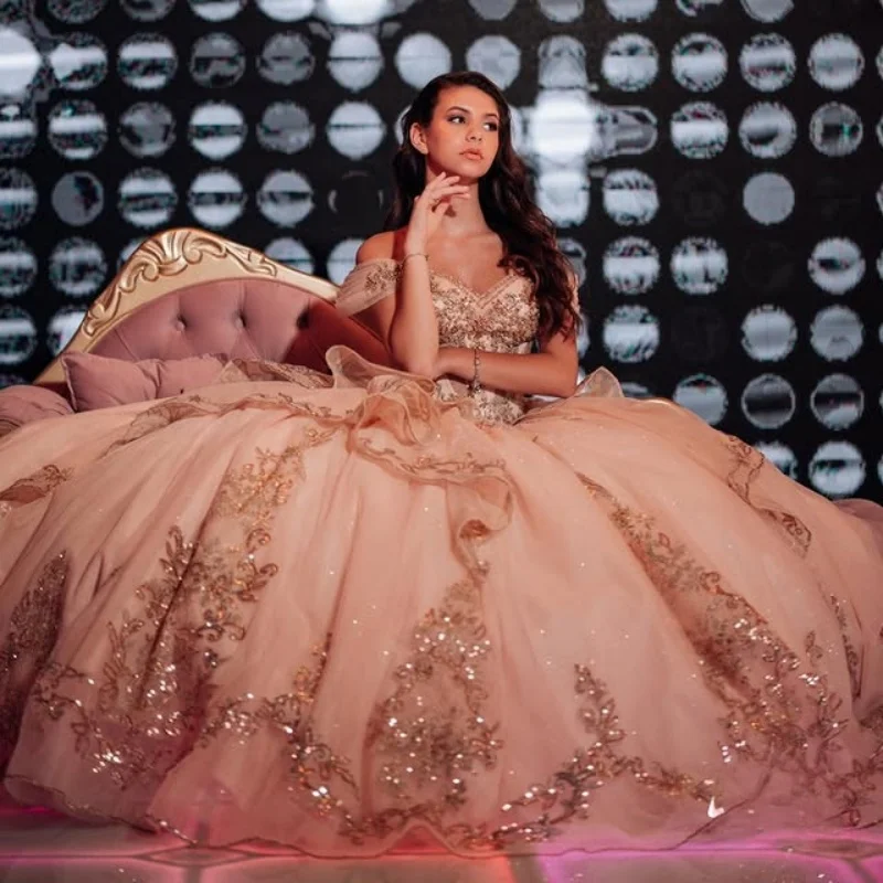 Maßgeschneiderte Champagnerfarbene Quinceanera-Kleider aus der Schulter, Pailletten-Applikation, Kristall, langer Schwanz, Schleife, Vestido 15, Quinceanera