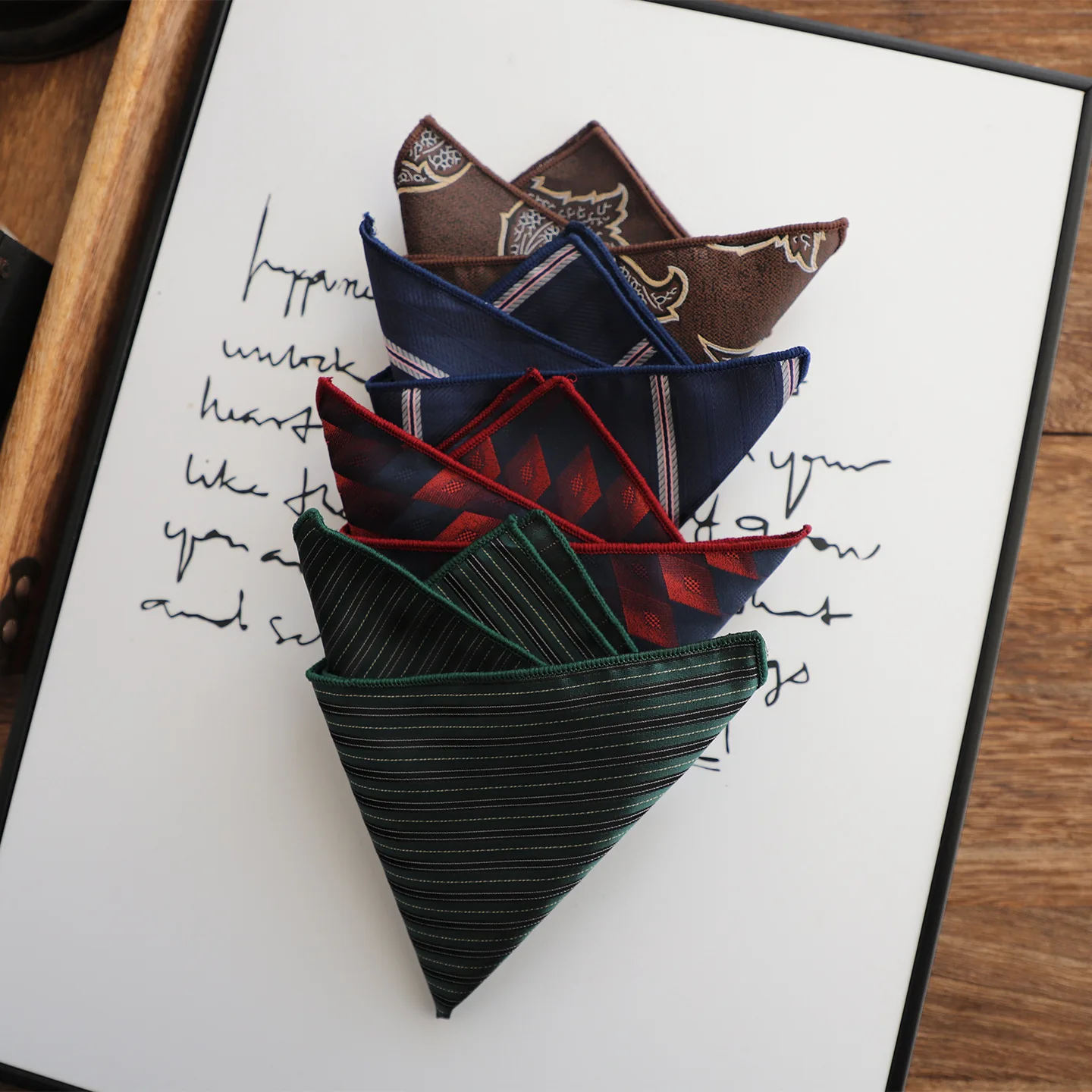 2026 فاخر رجالي جيب مربع البوليستر الجاكار الأخضر منديل 23 سنتيمتر لينة مخطط البني بيزلي المنديل الزفاف العريس Cravat