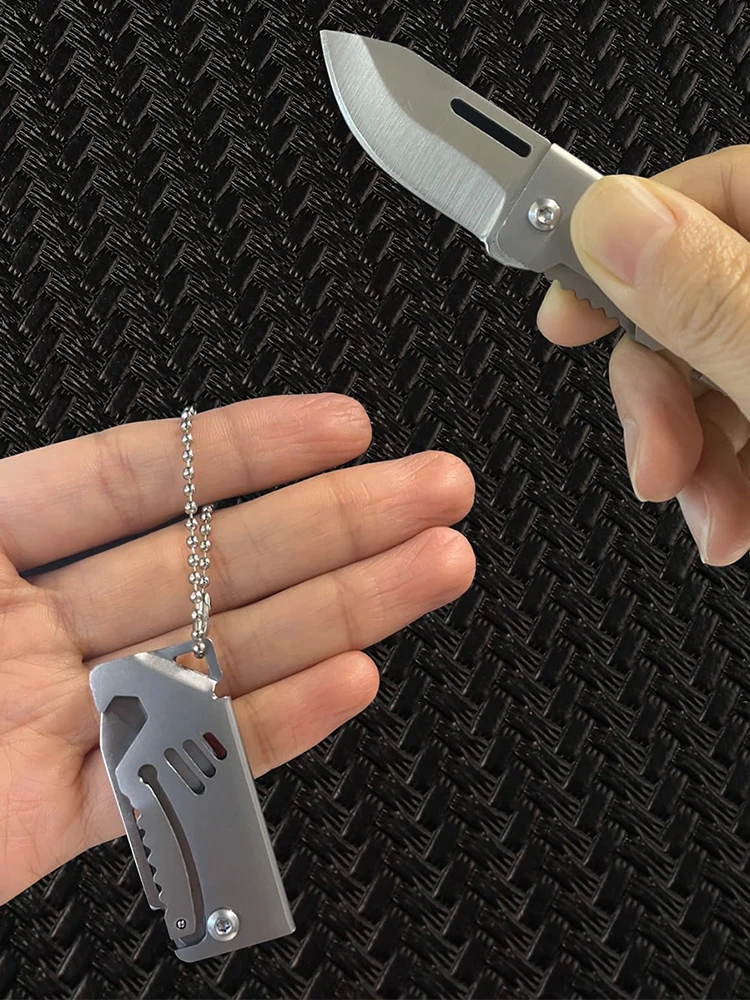 Mini Tragbares Edelstahl-Outdoor-EDC-Werkzeug Schlüsselanhänger, das perfekte Geschenk für Männer zum Öffnen von Paketen und für den täglichen Gebrauch.