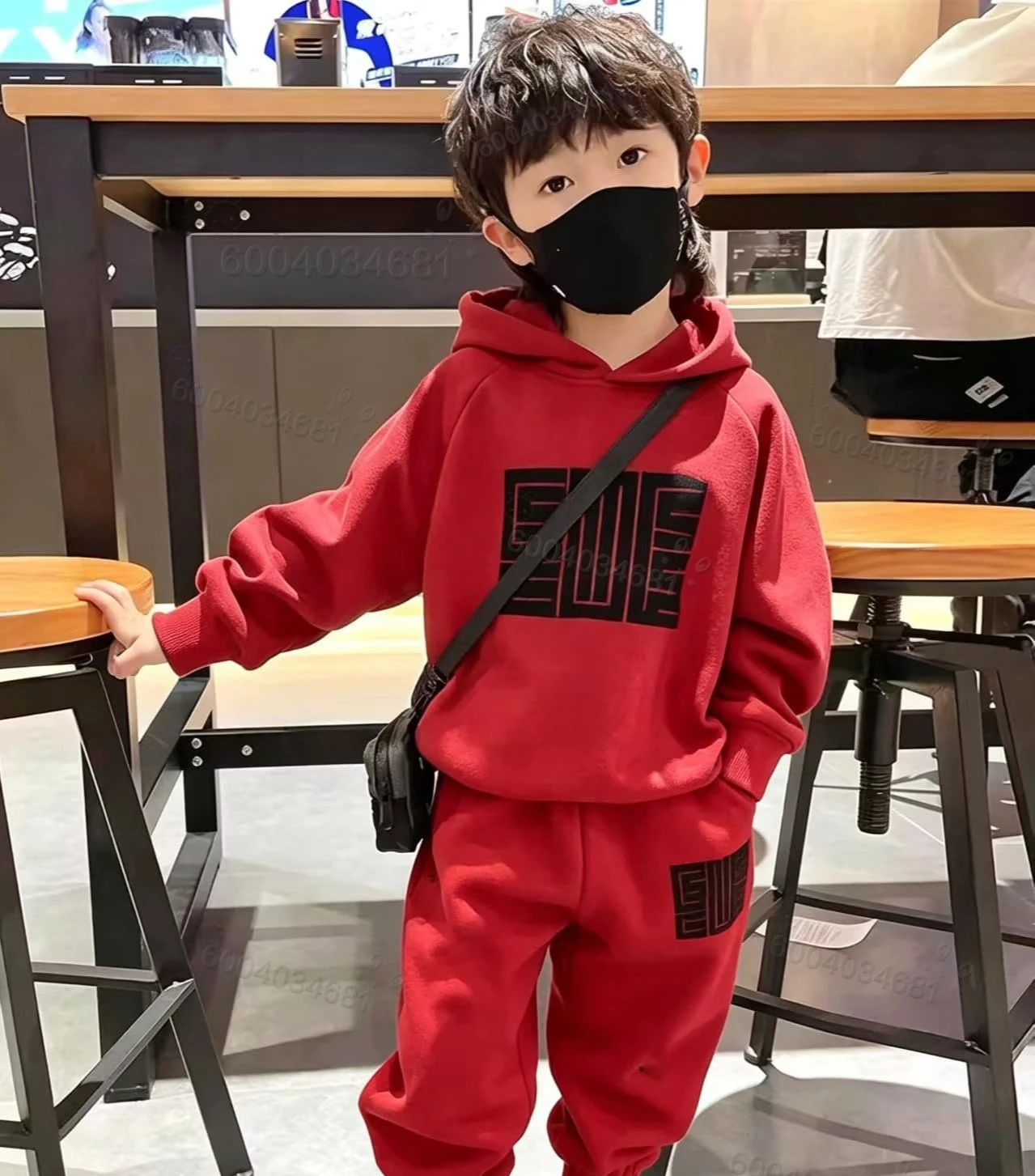 Winter- und Herbsttrend: Schwarzes, modisches Kinder-Sweatshirt-Set mit Kapuze und Buchstabenmuster, bequem und weich für den täglichen Gebrauch. – Detail 6