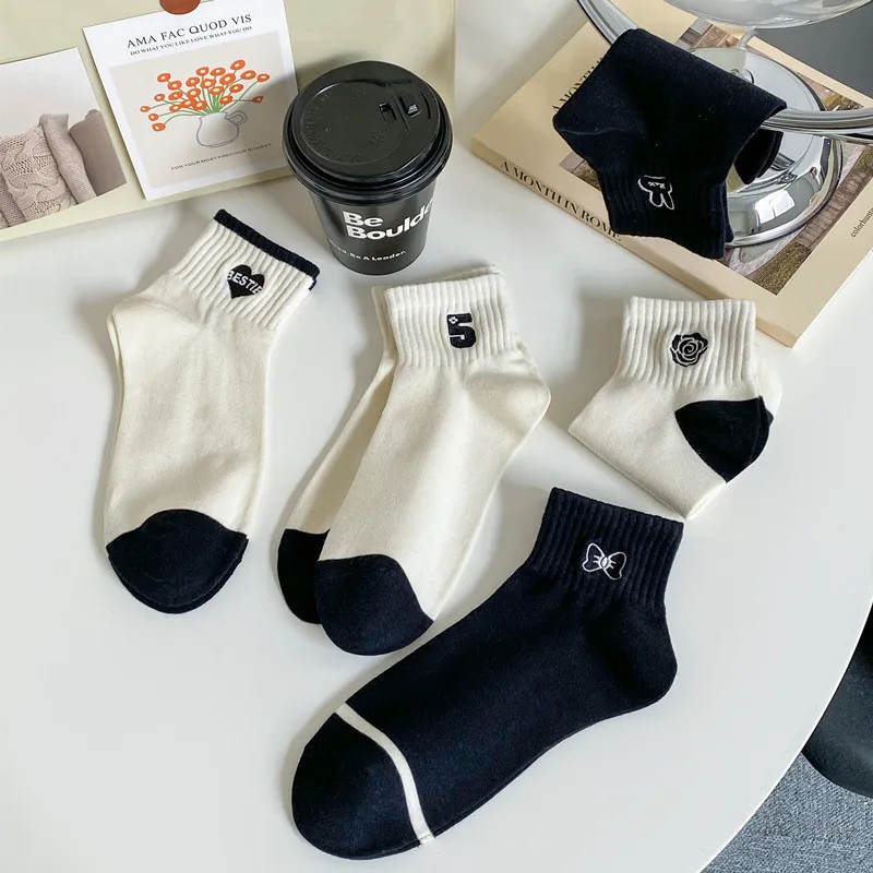 5-Paar-Socken mit kreativem Druck, niedliche Cartoon-Söckchen, modische, minimalistische Baumwollsocken für Damen, kurze Crew-Socken