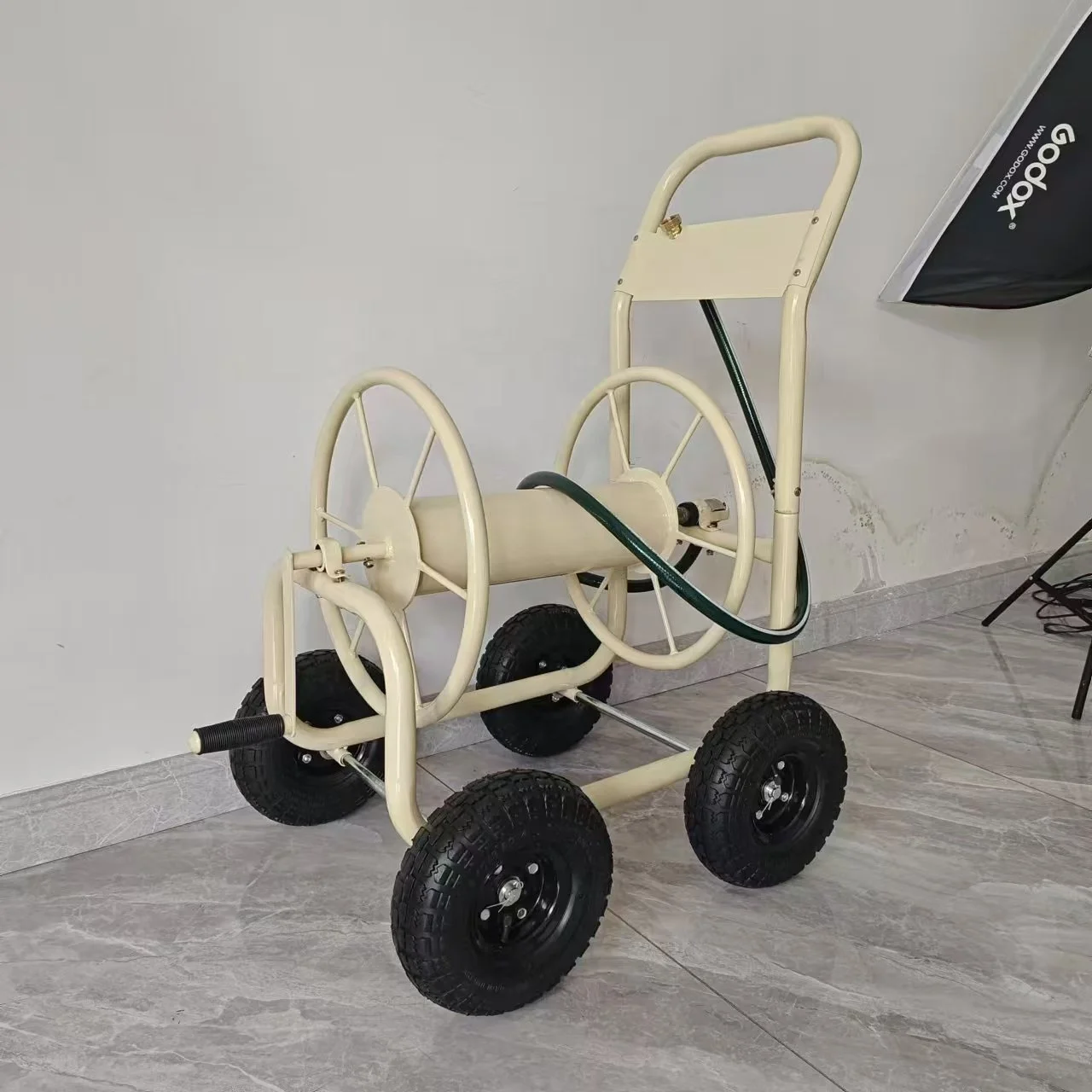 Carrello avvolgitubo in metallo resistente da giardino