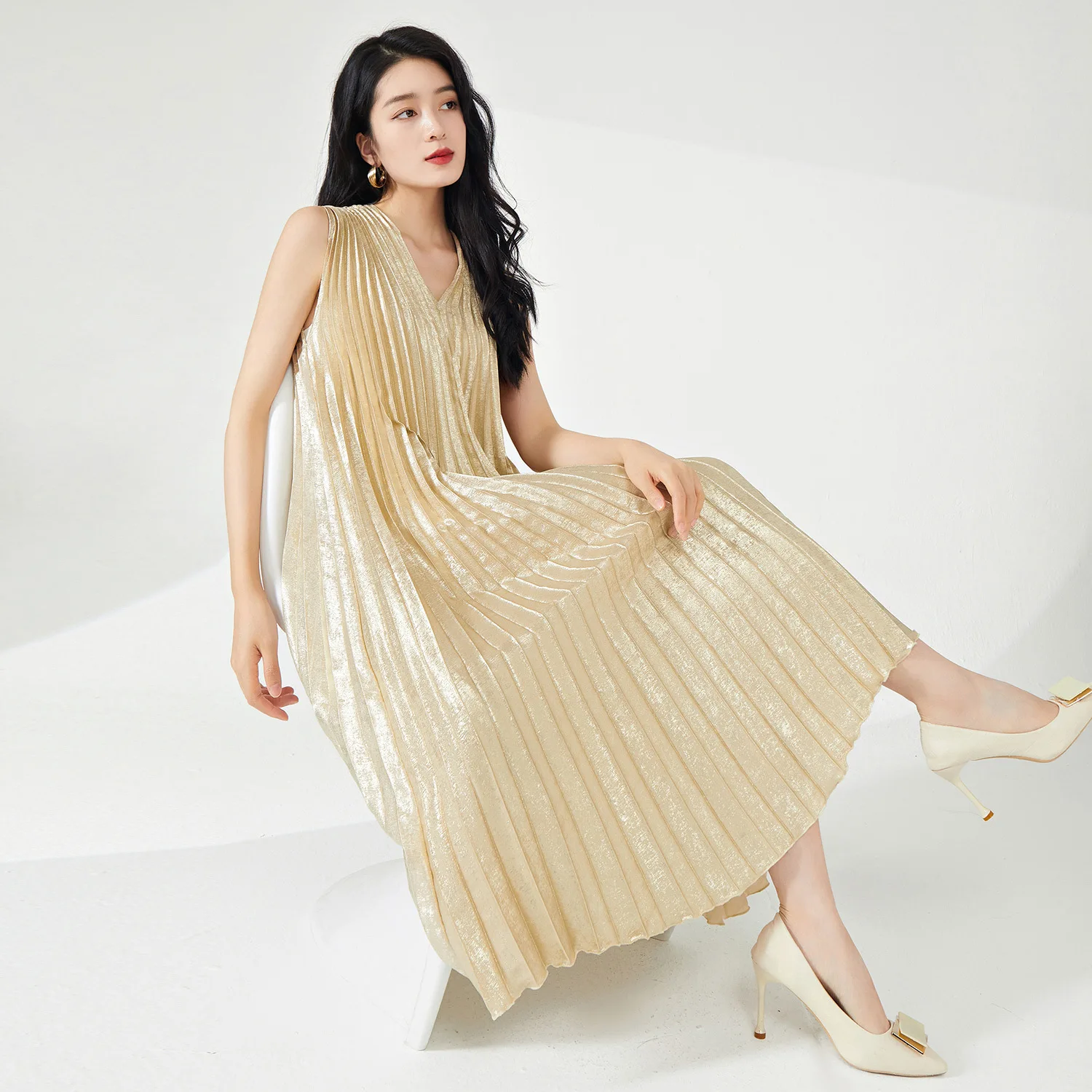 

Elegant Loose Waist Long Dress Gold Embossed V-Neck A-Line Skirt Polyester Knitted Fabric Maternity Friendly Suitable for Var...