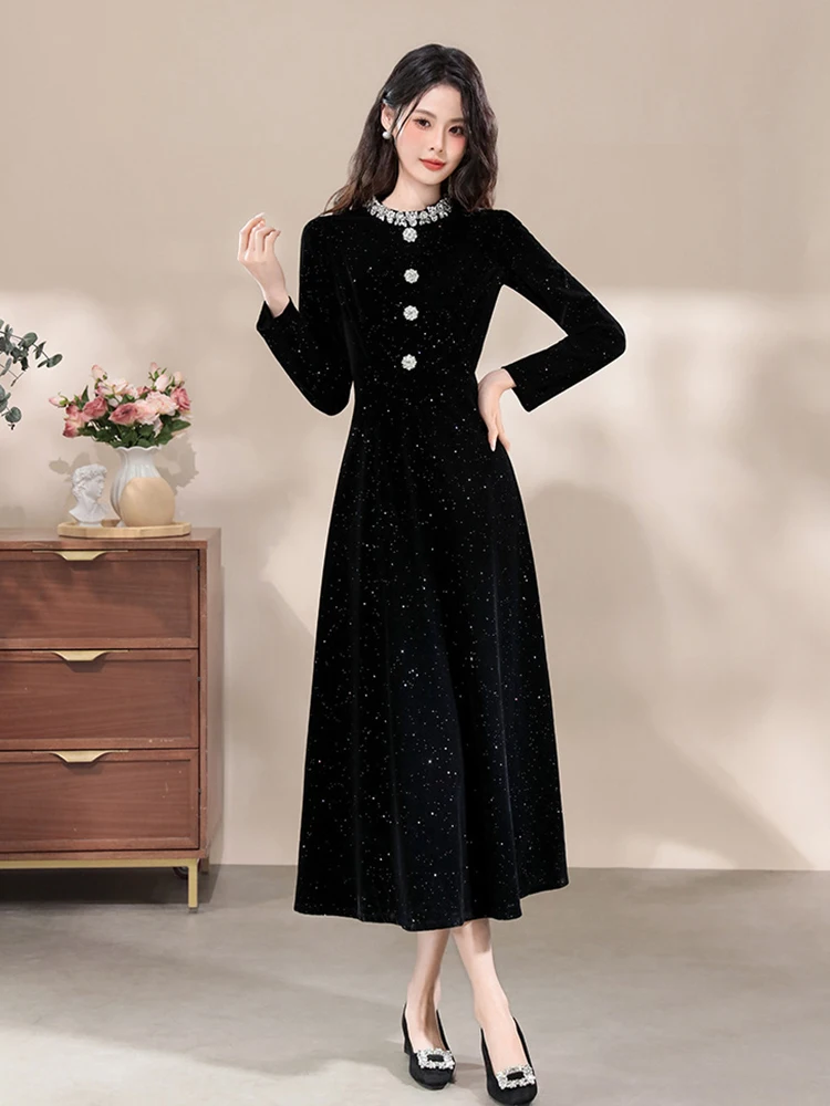 Elegancka, luksusowa, długa, czarna, błyszcząca sukienka wieczorowa na formalne okazje, odzież damska, moda damska, na imprezę, studniówkę, urodziny, vestidos retro.