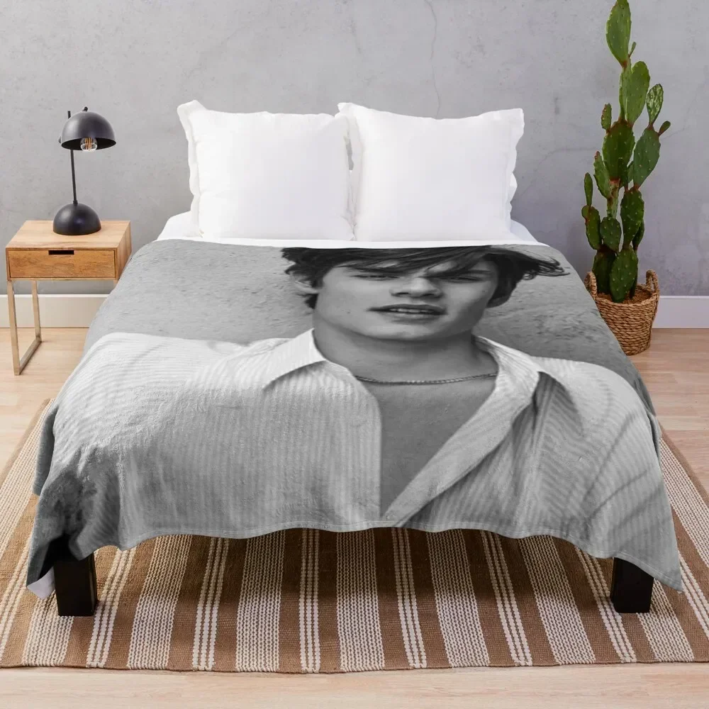 Louis Partridge Throw Blanket Bed Fashionable Retros Summer Beautifuls Luxury Thicken Blankets