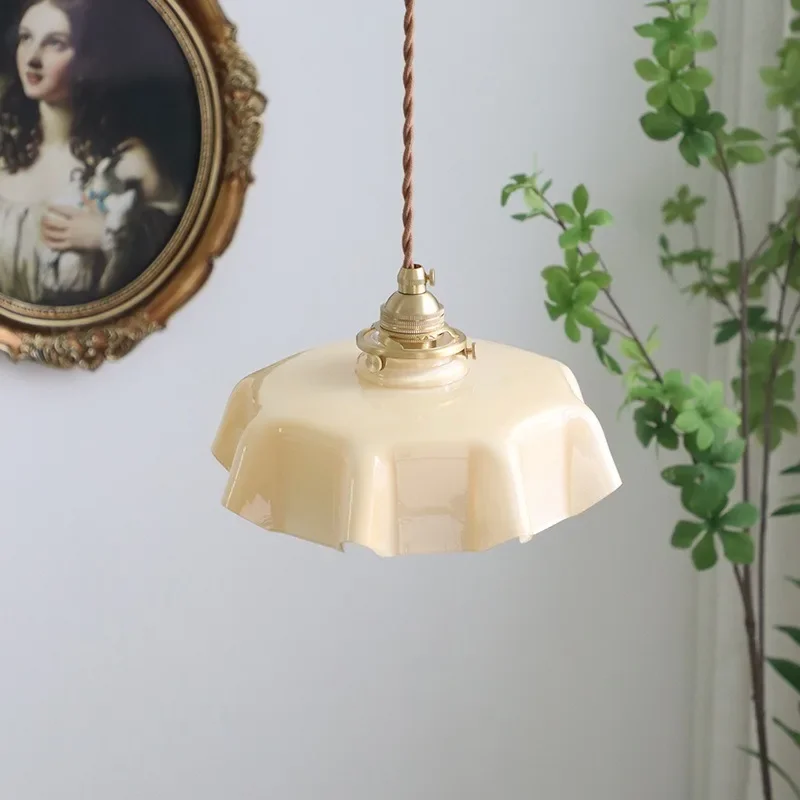 Lampu gantung kecil vintage dari kaca susu tembaga penuh bergaya Nordik abad pertengahan untuk jendela balkon lorong bunga lampu samping tempat tidur.