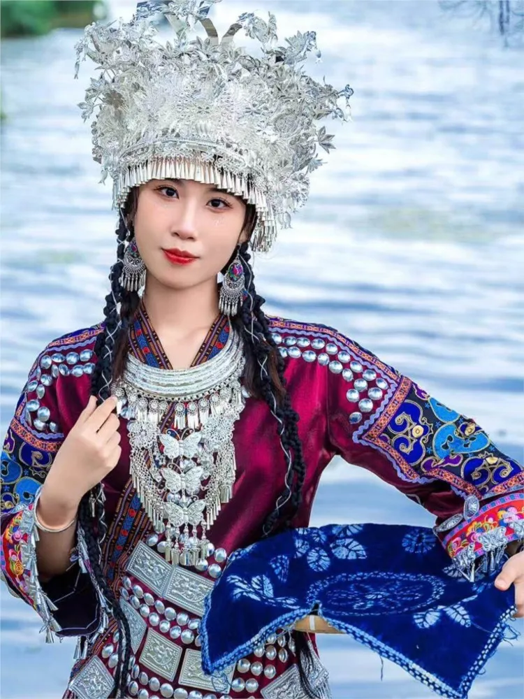 

A complete set of classic women's clothing with ethnic style including finery and embroidery