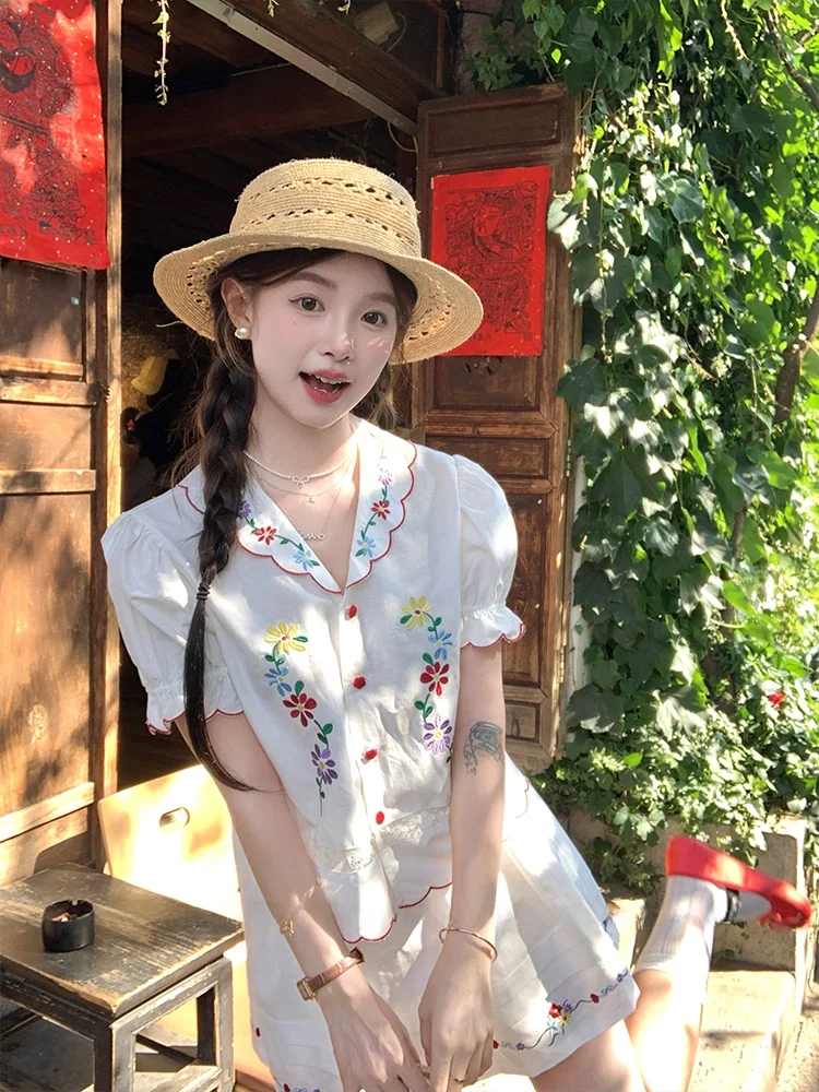 

Комплект из двух предметов: летний женский костюм из хлопка с вышивкой, воротник-кулон и юбка А-силуэта, с V-образным вырезом и пуговицами