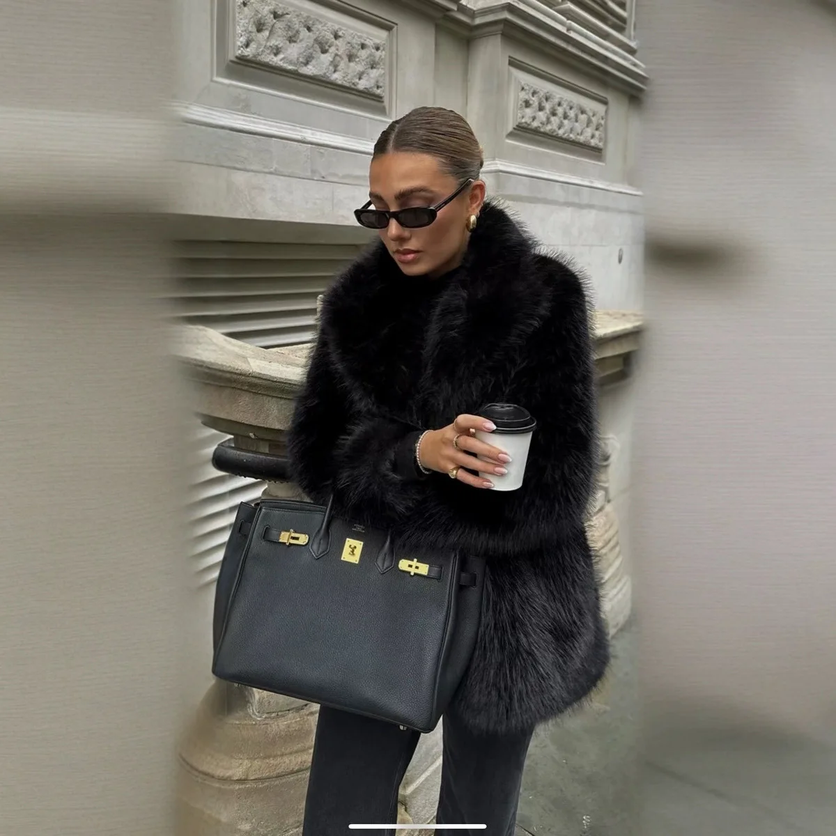 KIDCRKJ الشتاء المرأة معطف الفرو البيئي أبيض أسود فو الفراء أفخم فرو منك سترة للإناث أنيقة الدافئة قصيرة سيدة فو الفراء معطف