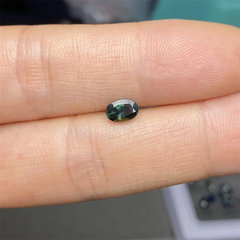 1 zaffiro naturale ovale da 4,3 * 6,2 mm, pesatura 0,8 carati, può essere utilizzato come anello o pendente