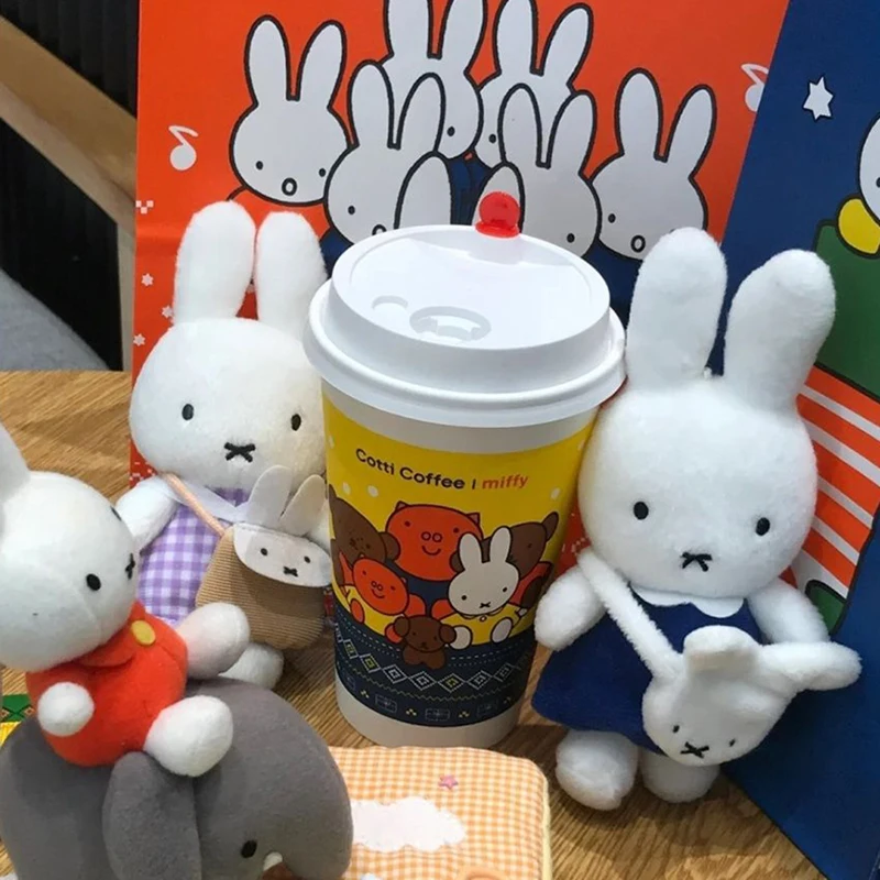 Poupée en peluche Miffy mignonne, jupe bleue de dessin animé, jouet en peluche, accessoires de sac à dos, pendentif Dopamine, porte-clés créatif, cadeaux pour filles