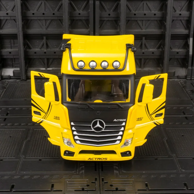 1: 36 simulation Mercedes Benz trailer head alloy car model with doors that can be opened, has sound and lighting functions