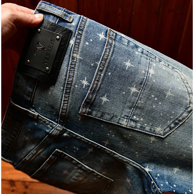 

Легкие роскошные мужские джинсы с принтом Flash и маленькими ножками, осенняя мужская одежда 2025 года, эластичные повседневные брюки