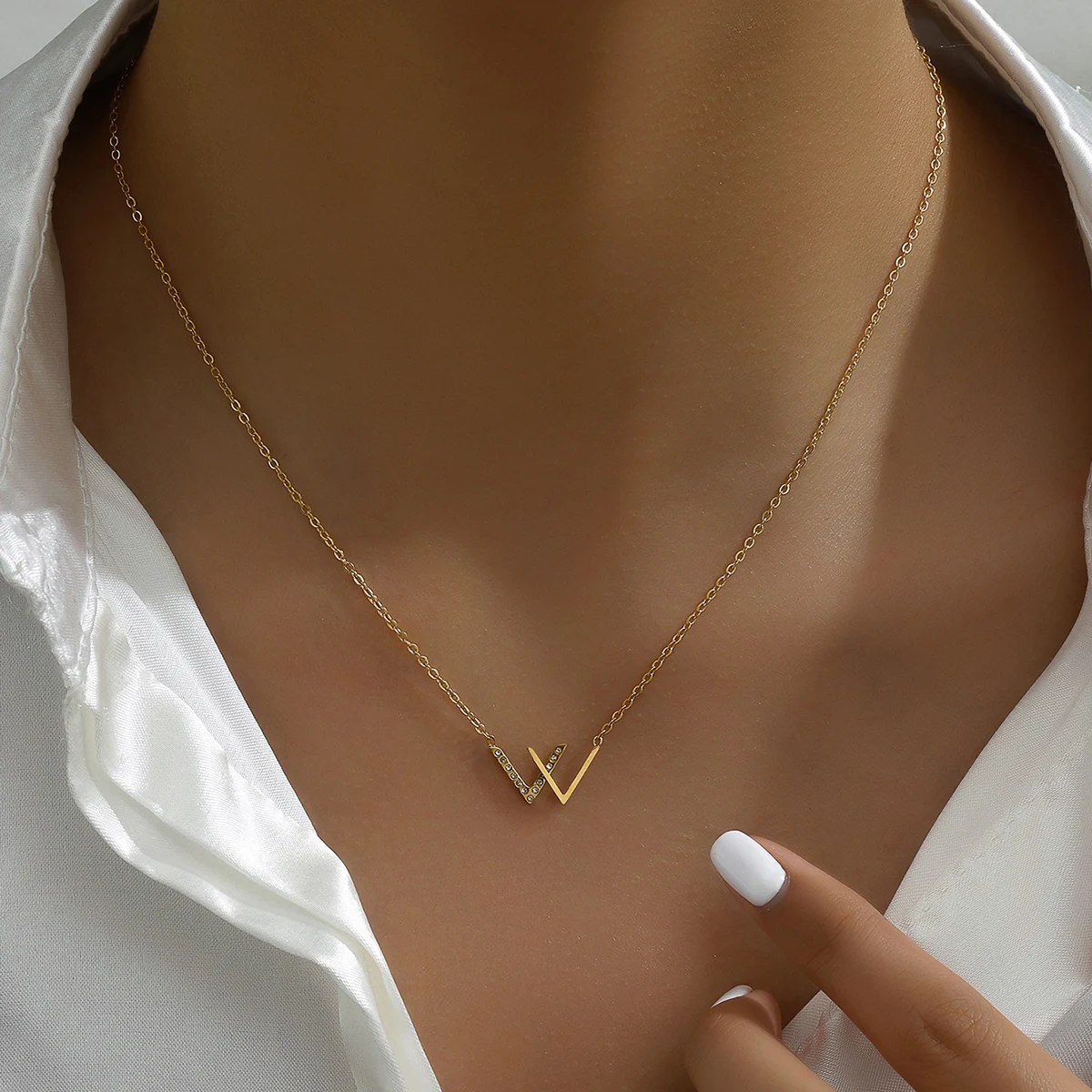 Fashion light luxury V pendant necklace Stainless steel luxury popular women\'s necklace is a popular jewelry gift forwomenm