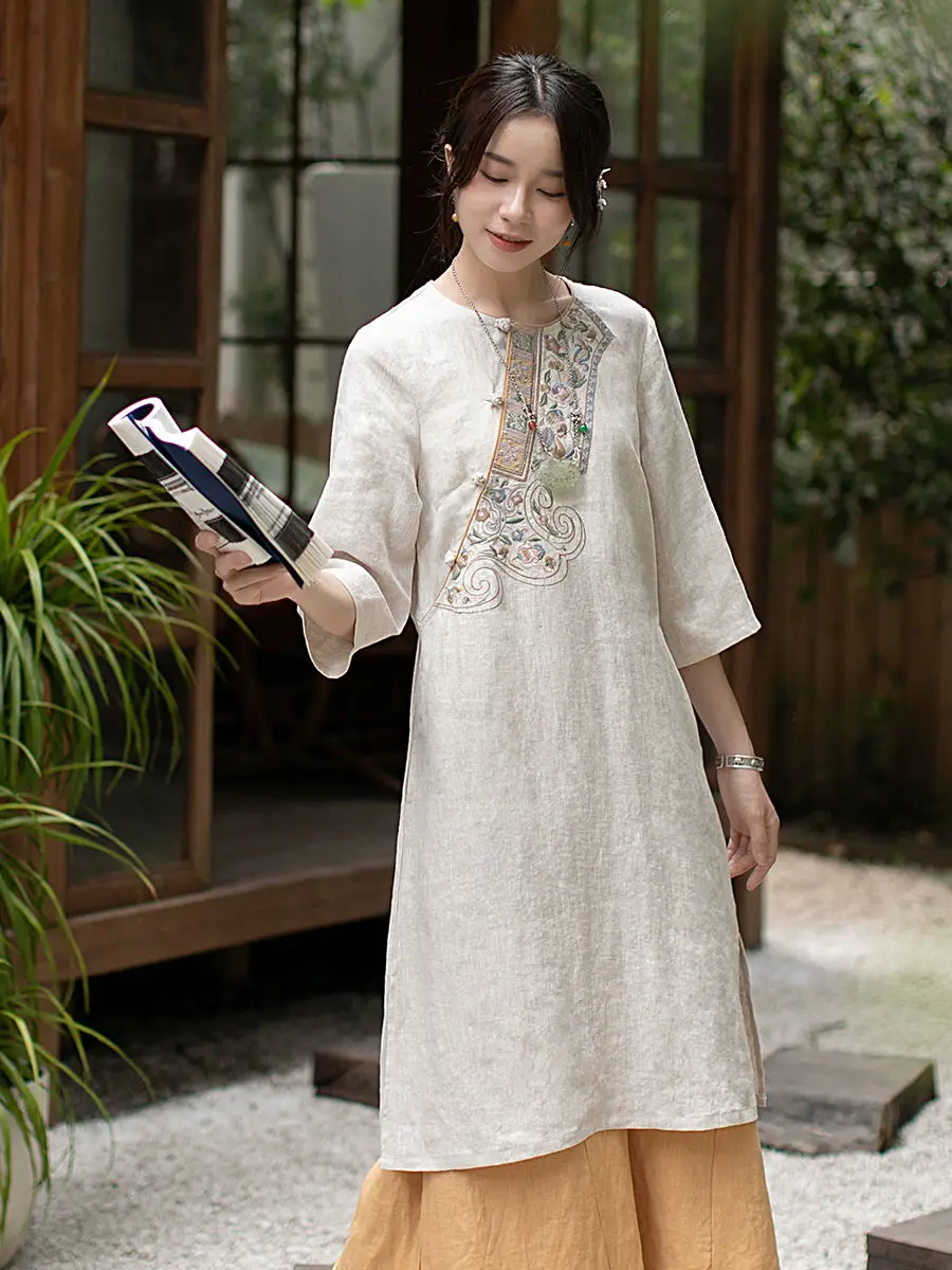 秋の新ヴィンテージバックル刺繍ドレス女性のための中国風の緩い気質痩身ミッドレングスドレス