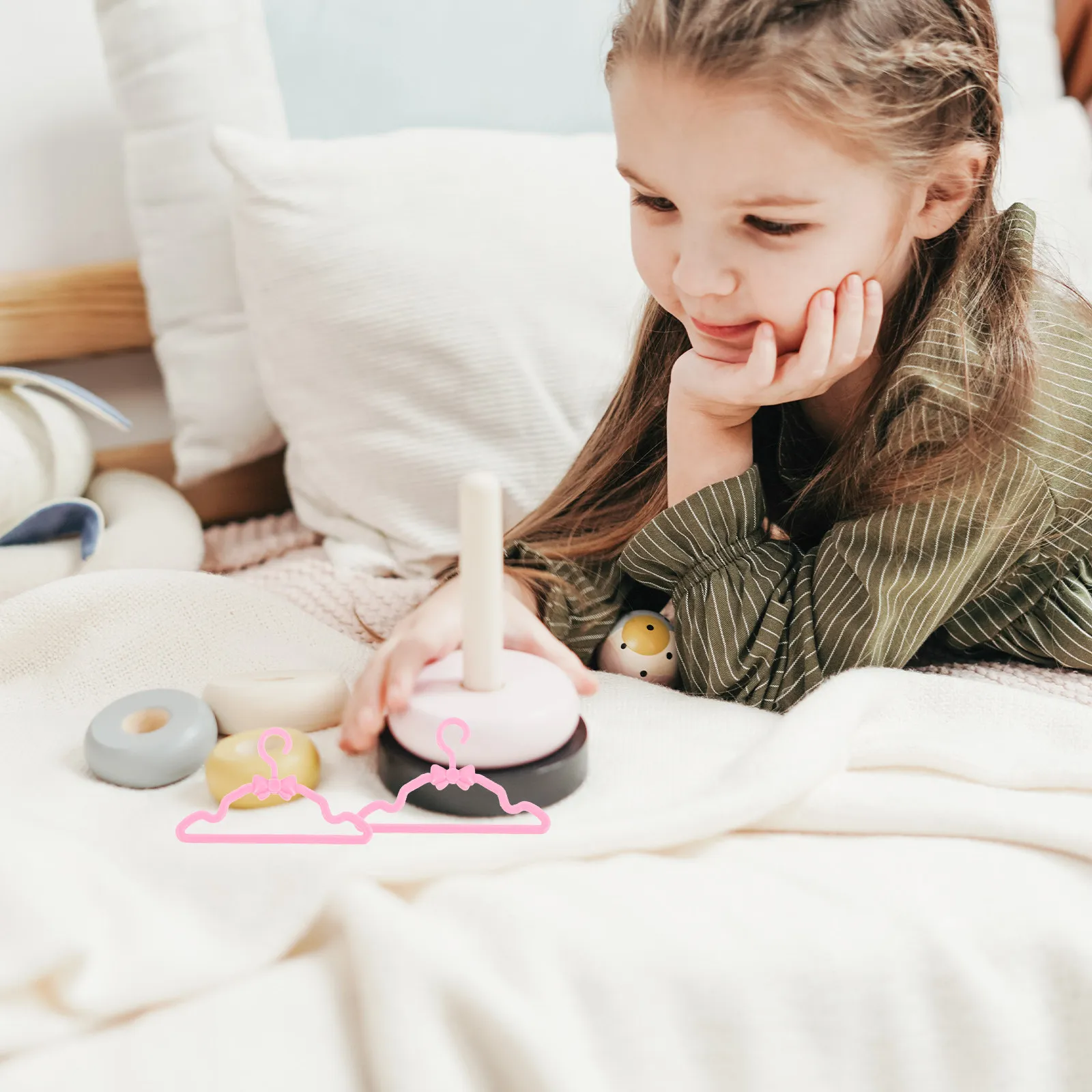 

100 шт. маленьких вешалок для одежды, шикарные реалистичные мини-вешалки для мебели кукольного домика, декора столешниц, детских ролевых игр и создания сцен