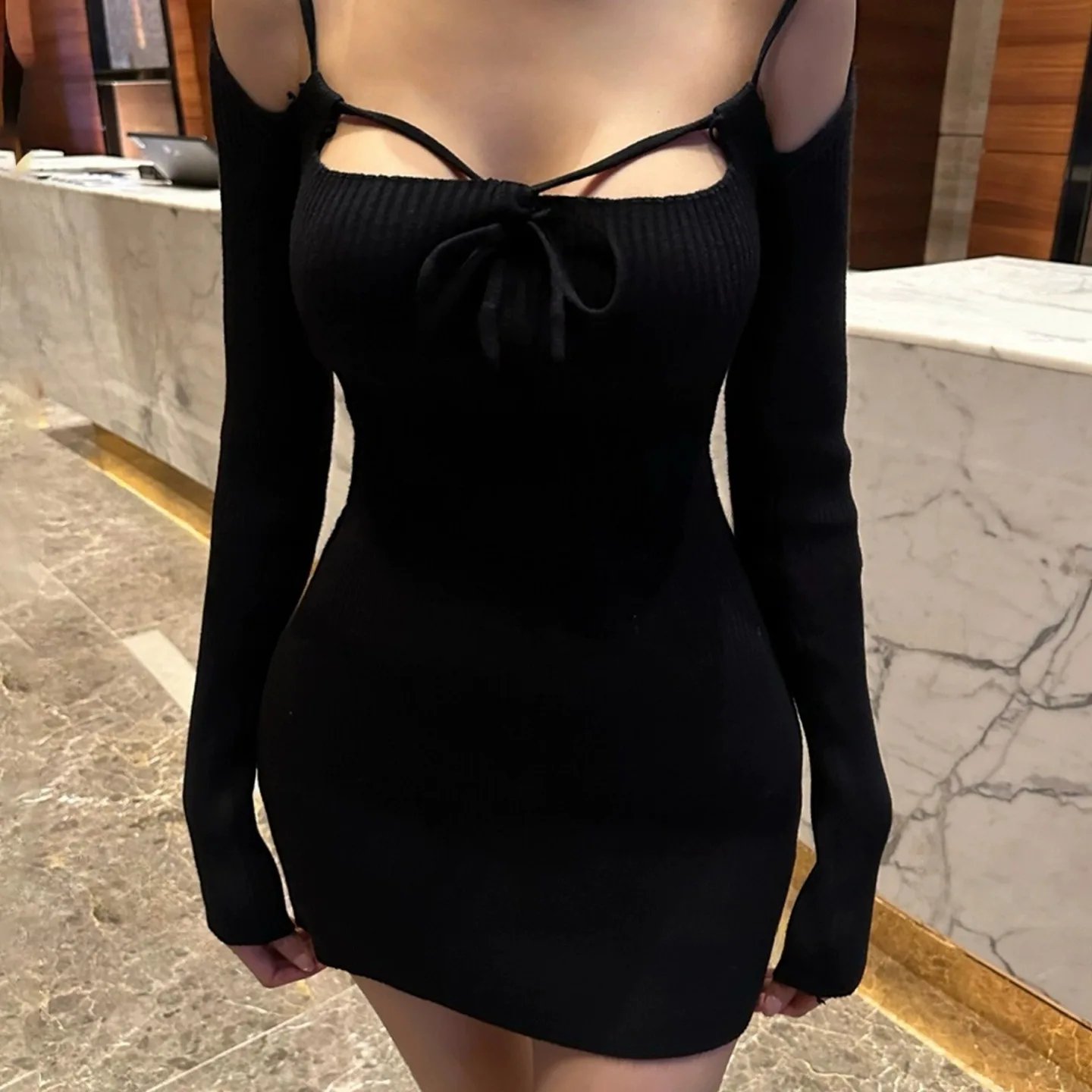 เสื้อถักทรงเข้ารูปสไตล์เกาหลีแบบใหม่จาก Dongda Gate รุ่น Slim Fit Knitted ort Dr พร้อมรูแขวน ดีไซน์โชว์สัดส่วน ให้ลุคเรียบหรูดูดี สำหรับผู้หญิง...