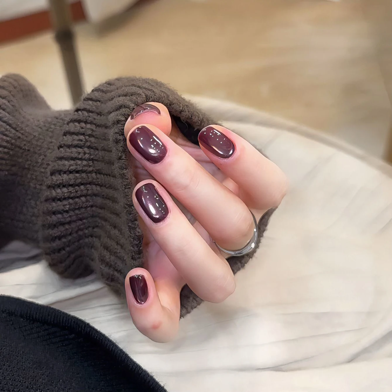10ML 1 SZT. Fioletowy Lakier Hybrydowy do Paznokci z Efektem Kociego Oka, Jesienno-Zimowy Hit Sprzedaży, Rozjaśniający Klej do Paznokci, Czarne Paznokcie, Akcesoria do Paznokci