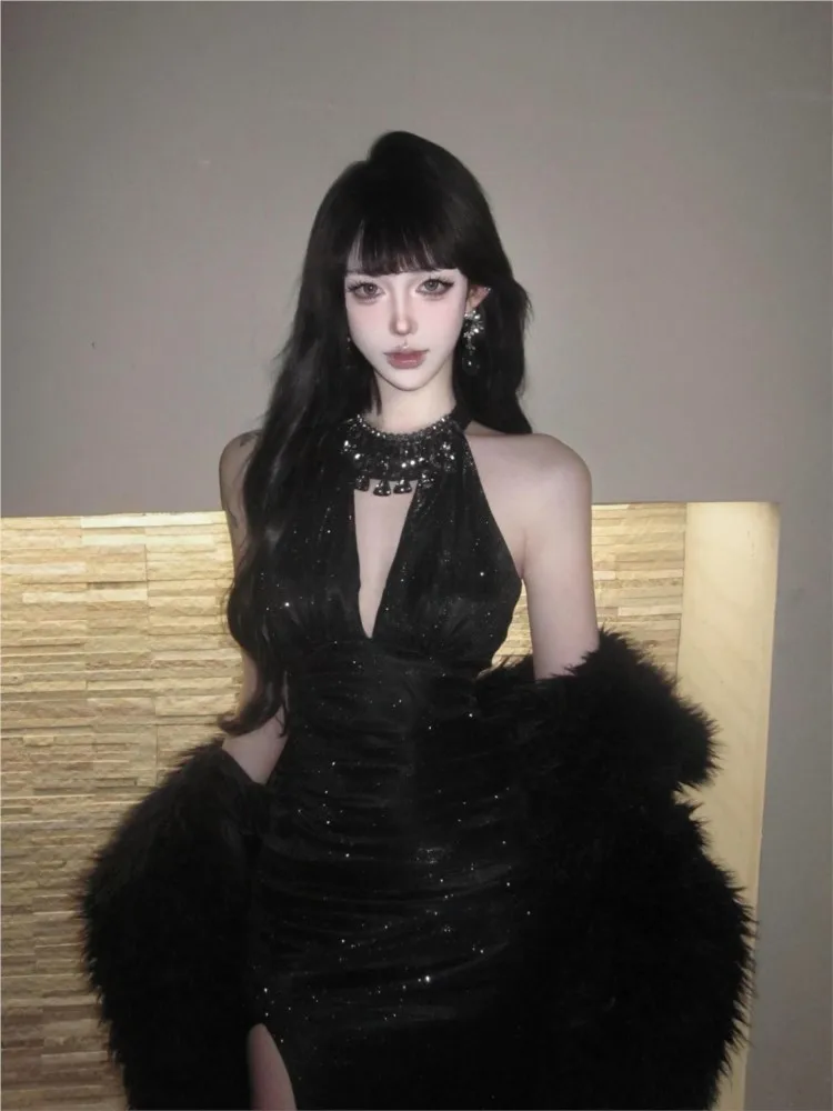 

Black halter-neck heavy industry diamond-encrusted banquet birthday body-hugging dress