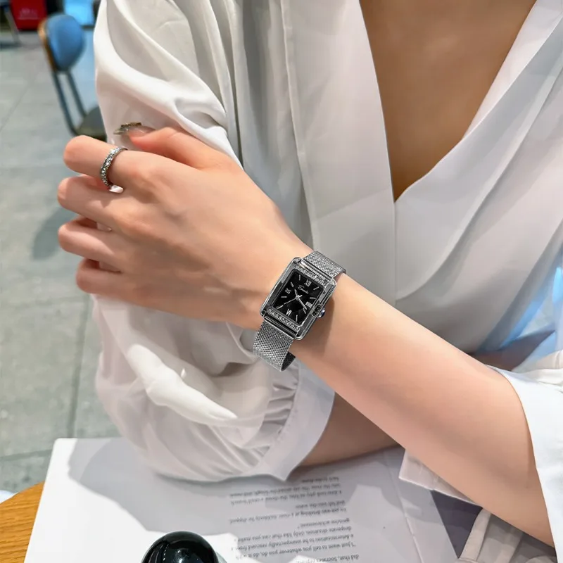 New diamond pattern fashion girls watch simple temperament light luxury versatile quartz watch birthday gift