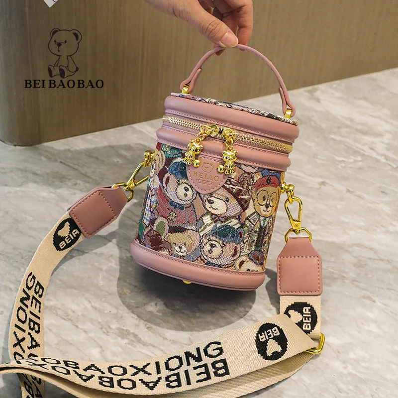 2023 New Niche Design Sense Mobile Phone Bag Versatile Cartoon Bear Shoulder Bag Cute Style Crossbody Bag Bucket Bag Handbag