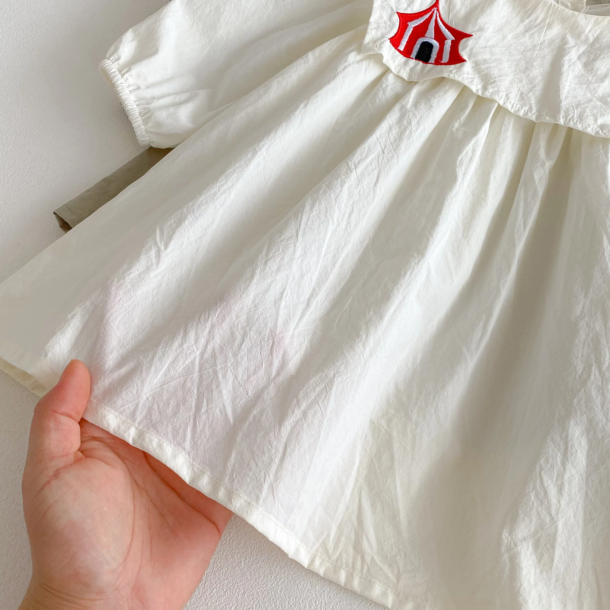 Mädchenkleid mit Zirkus-Stickerei, Frühjahr/Herbst 2026, Langarmkleid mit Akademik-Kragen – Detail 7