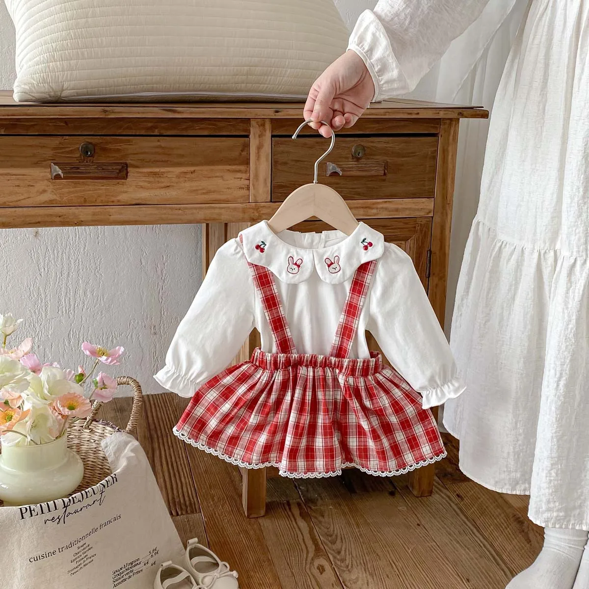 

2026 комплект из двух предметов с героями мультфильмов для маленьких девочек, милый комбинезон + юбка, осенняя новая детская одежда, теплая обычная тонкая одежда