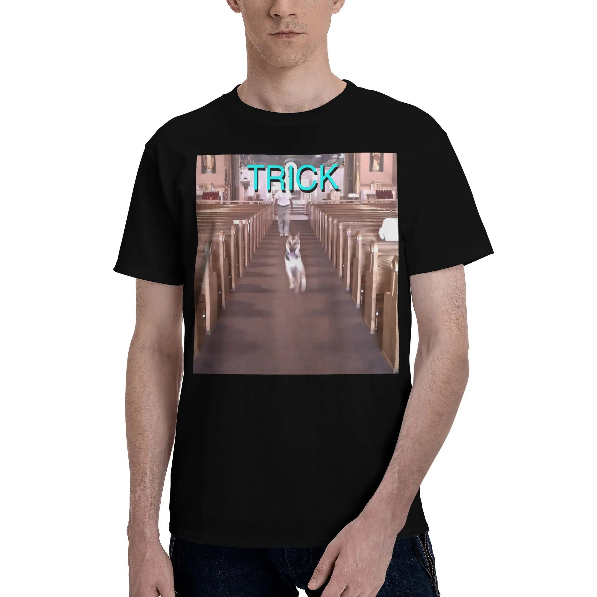 Nuevo 2025 yaer Una foto de un pasillo de la iglesia con un perro corriendo y la palabra 'TRICK' en azul brillante, camiseta con texto de estilo 3D