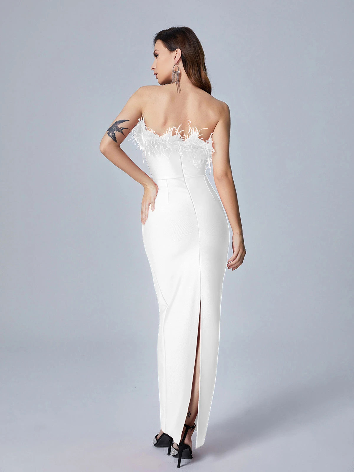 فستان حفلات مسائية عالي الجودة من الريش الأبيض للنساء لصيف 2025 وشوكة مفتوحة وأشرطة سوداء بدون ظهر