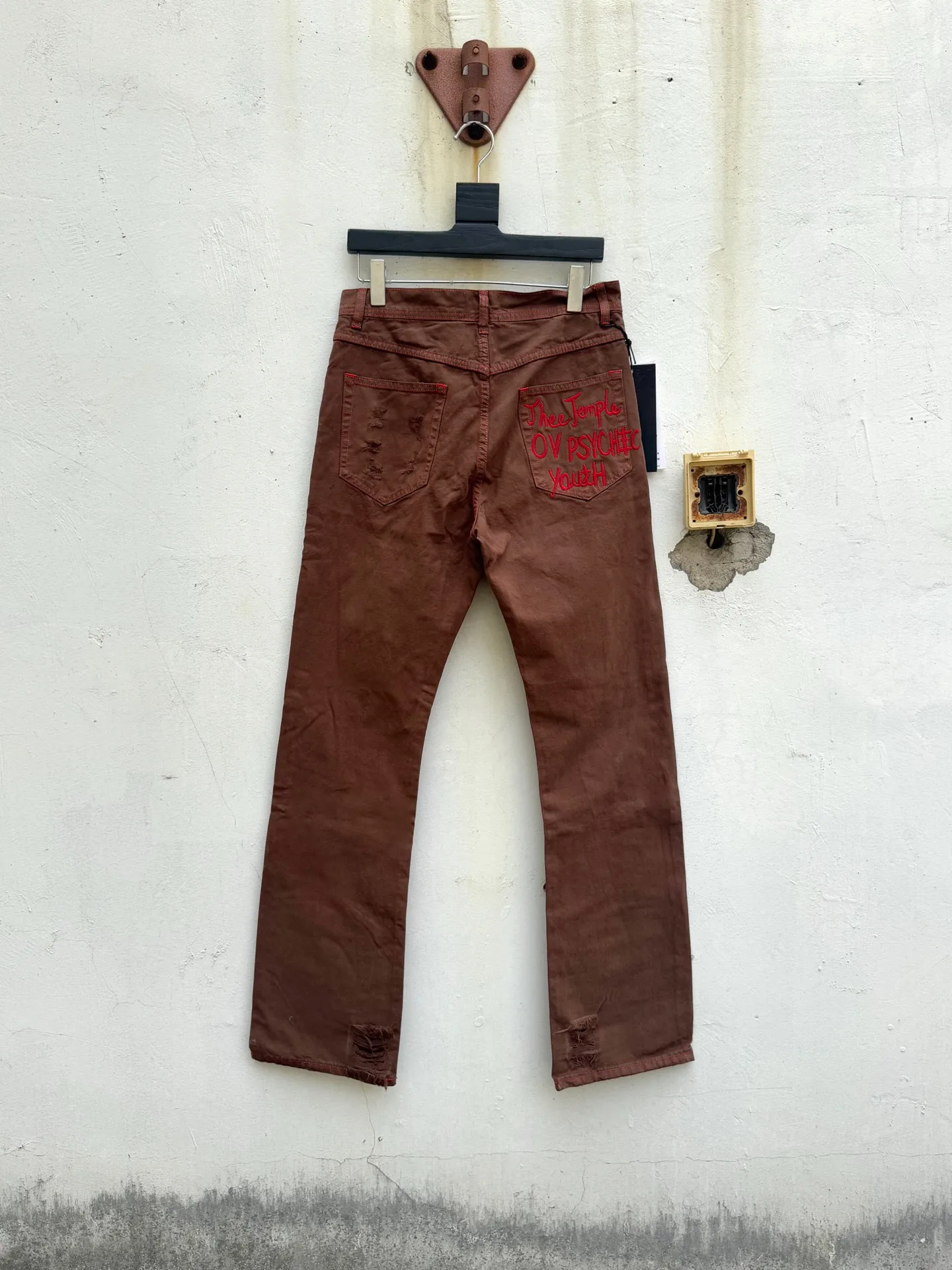 Calças Jeans Micro-Flare em Lona Caqui 23FW com Detalhes Desgastados e Bordado nos Bolsos para Mulheres e Homens