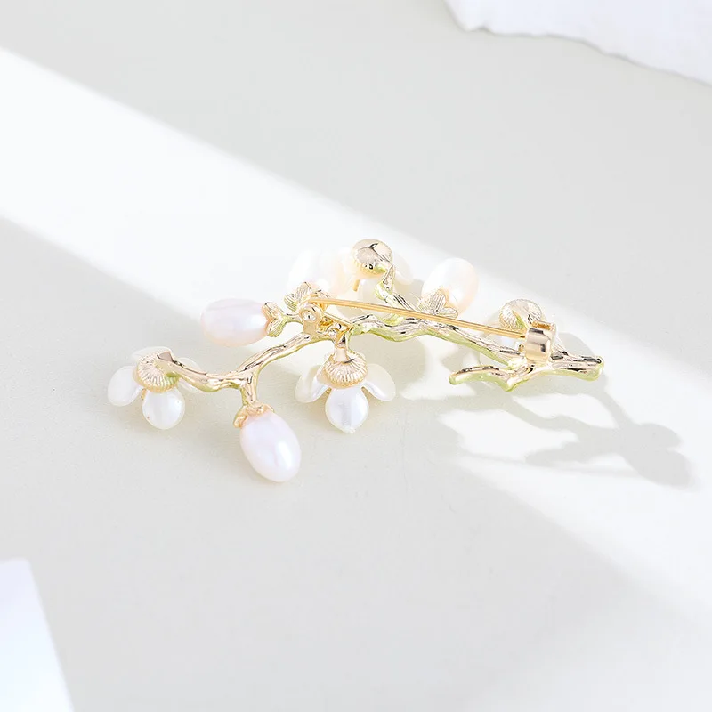Spilla cheongsam con perle d'acqua dolce floreali smaltate fresche ed eleganti, un accessorio di fascia alta per le donne