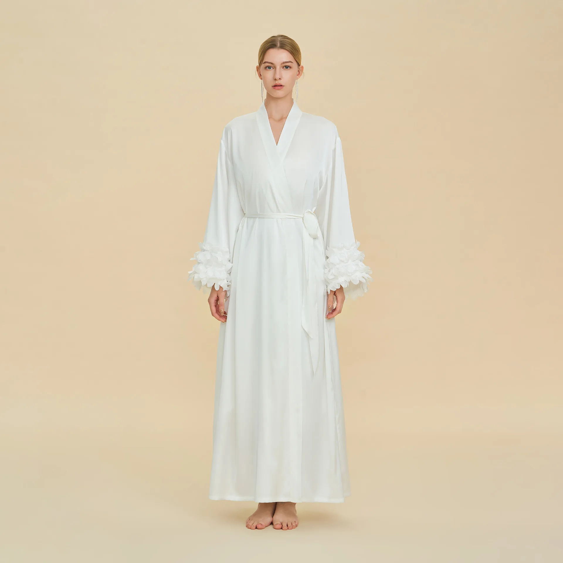 

Элегантный атласный халат-кимоно с аппликацией в виде лепестков, белый/черный, для невесты, утренний халат, ночная сорочка