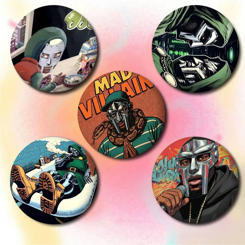 MF Doom دبابيس الإبداعية مضحك جولة المفاجئة في بروش شارة حقيبة الظهر قبعة اكسسوارات مجوهرات هدايا لصديق