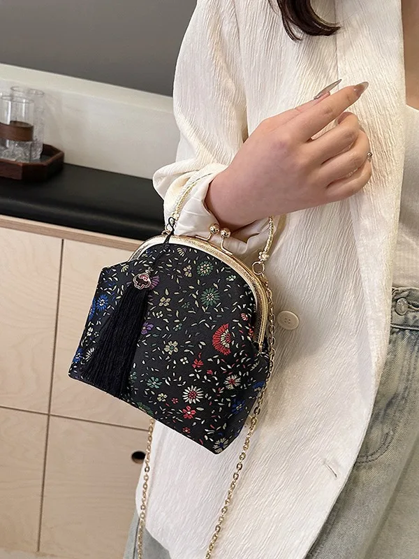 Vintage handbag women's embroidered tassel clip shell bag 2024 new vip designer luxury hand bag flower chain small square bag