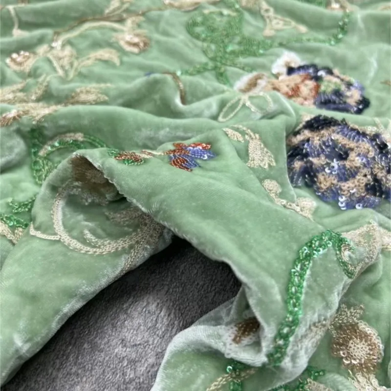 ใหม่ระดับไฮเอนด์ที่กําหนดเองสีเขียวฐานผ้าไหมกํามะหยี่ผ้าเย็บปักถักร้อยหนักเลื่อมสีสไตล์จีนเกราะด้านบน
