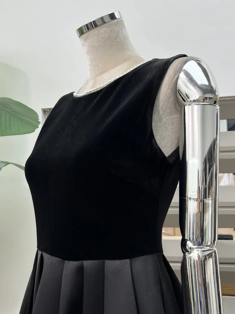 DFDG 2025 فستان نسائي ريترو مخملي لربيع وصيف غير متماثل مرقع رقبة مستديرة بدون أكمام بحزام خصر فستان باري متدفق