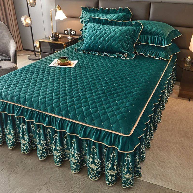 

AI WINSURE-European Velvet Bed Spread, King Size Queen Set, Luxury Embroidery Bed Skirt, Soft with 2 Pillow Cases, Dropshipping