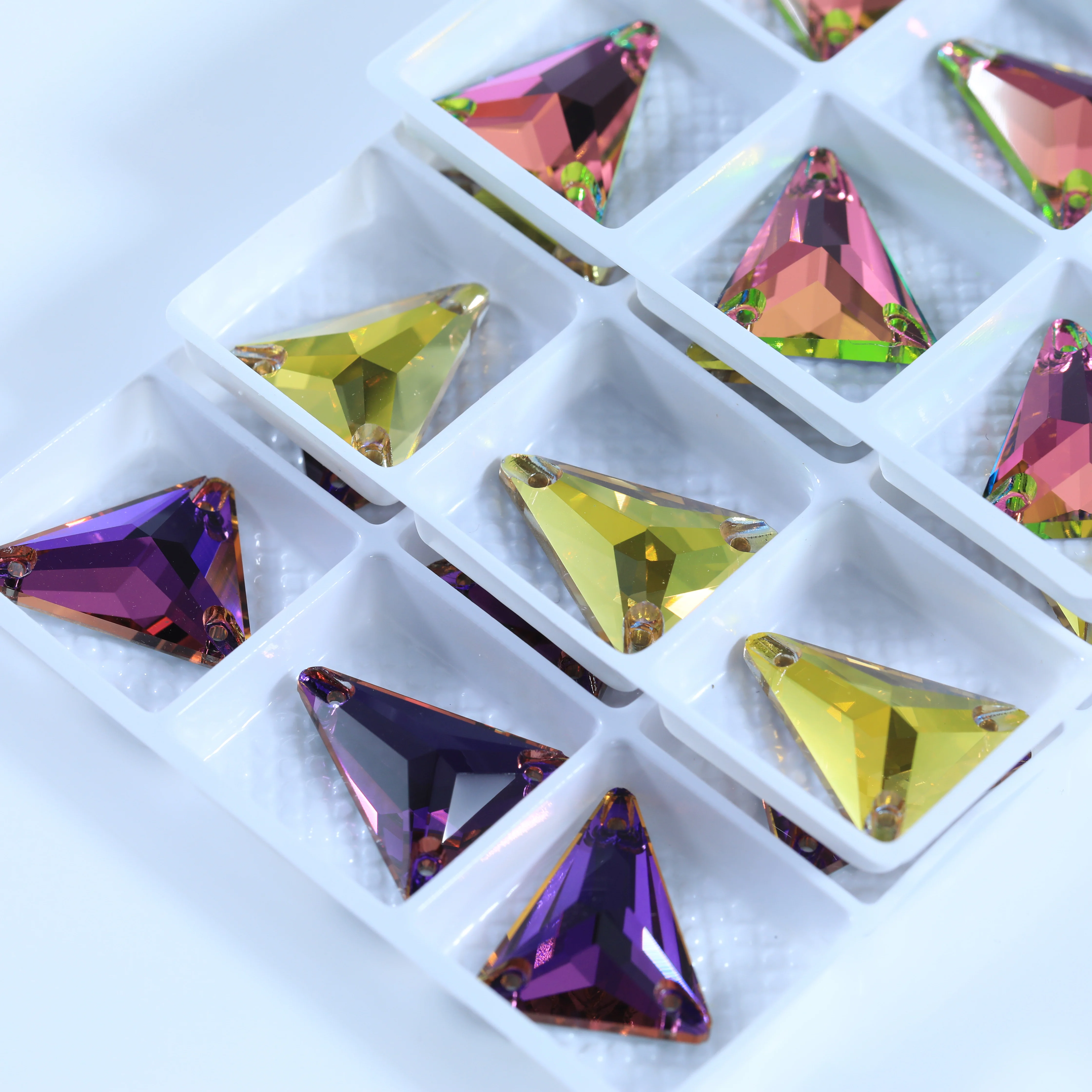 Dreieckige K9 Kristall-Aufnähsteine, Hochglänzende Glas-Strasssteine für Hochzeitskleider, Latein-Tanzkostüme, Schuhe, DIY-Schmuckdekoration – Detail 4