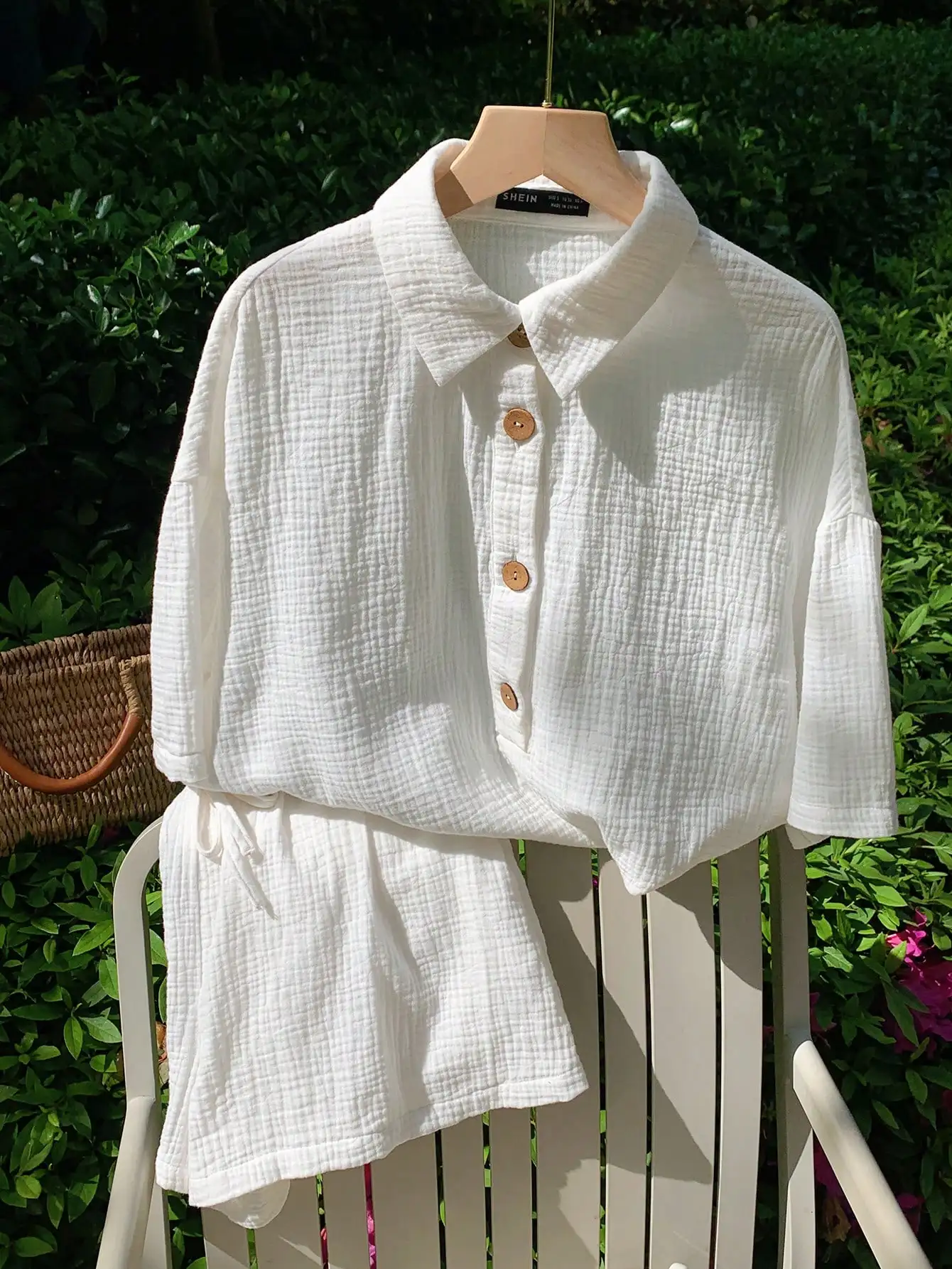 Conjunto de Camisa Holgada de Algodón Tejido Blanco con Hombros Caídos y Pantalones Cortos para Uso Casual de Verano