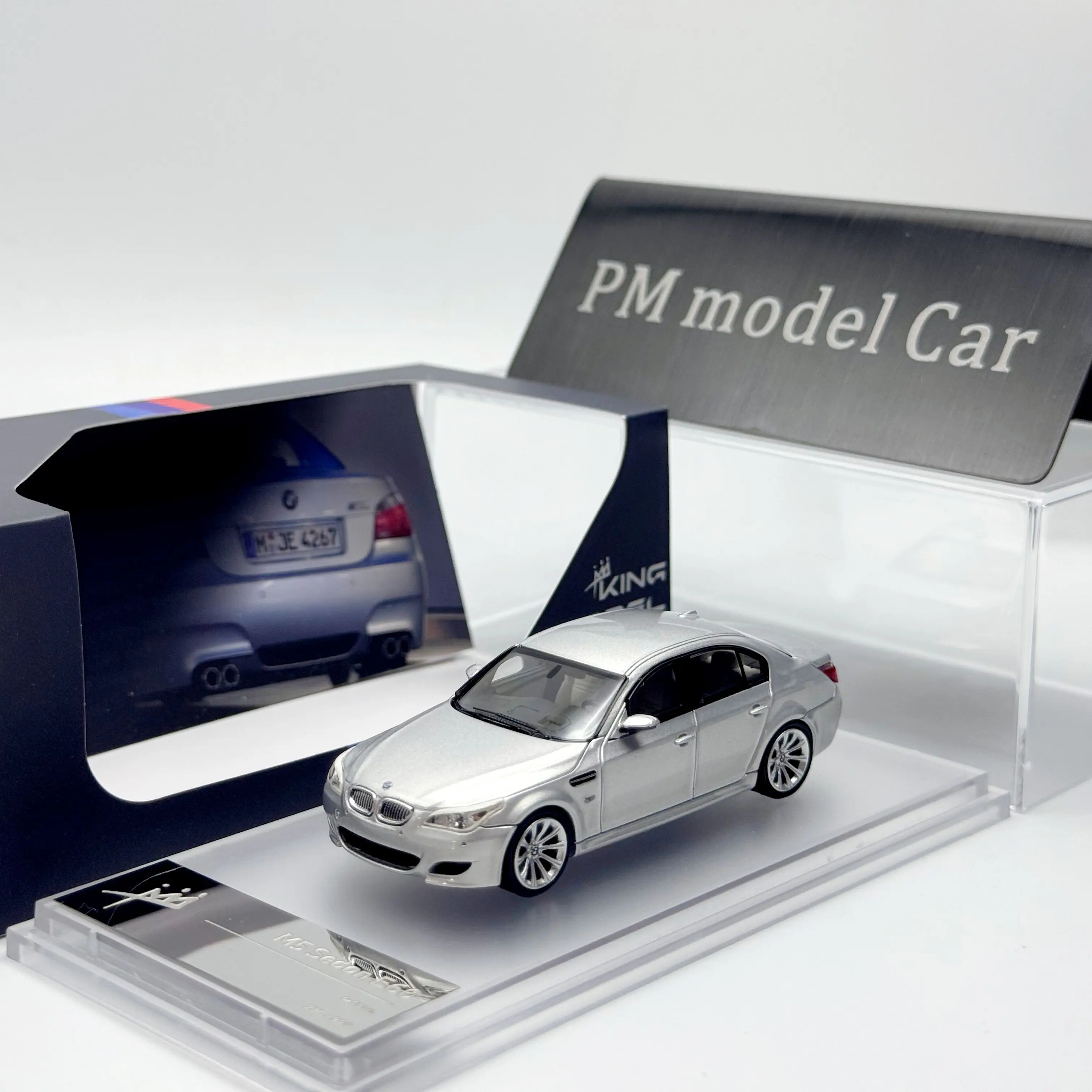 คิงโมเดล 1:64 BMW M5 E60 E61 ซาลูน ทัวริ่ง โมเดลรถหล่อโลหะผสม ของสะสม ของขวัญ