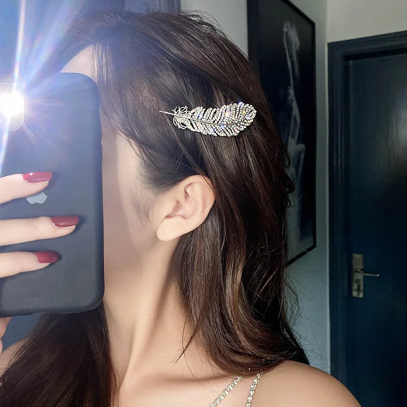 The new diamond studded feather hair clip is a minimalist and stylish duckbill clip for women\'s headwear