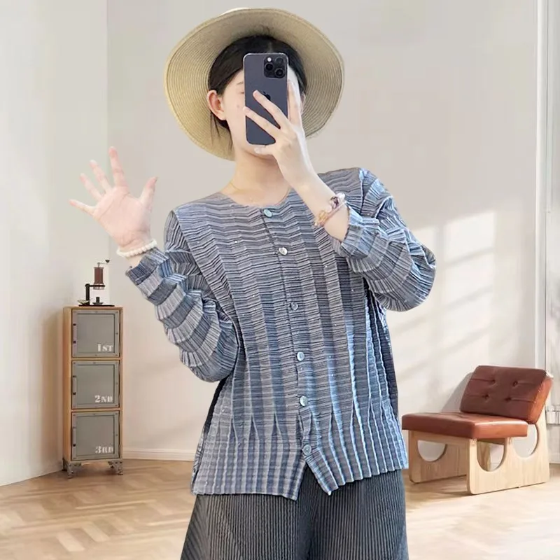 

Miyake плиссированная серая рубашка женская 2025 весна и осень новая тонкая короткая куртка с тонким вырезом, свободная рубашка больших размеров