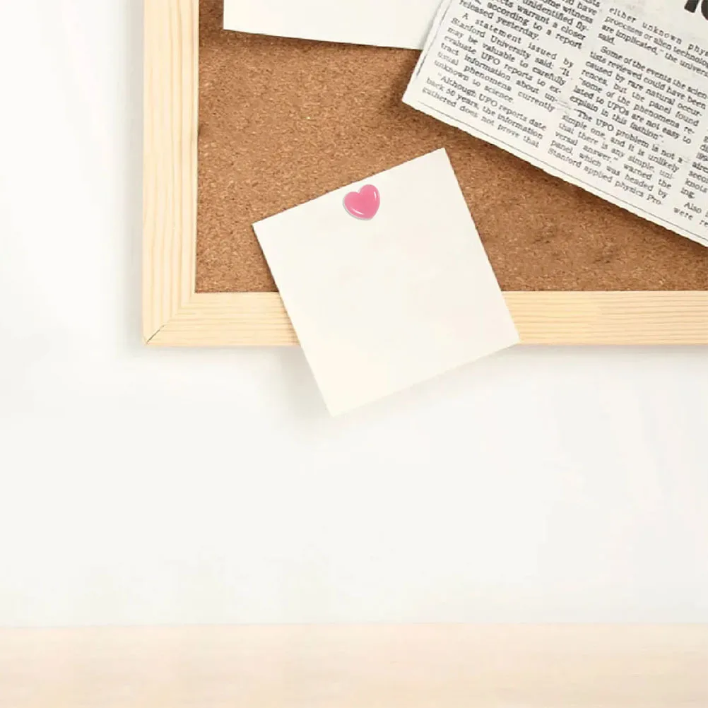 100 قطعة من دبابيس الإبهام على شكل قلب بتصميم أنيق وملمس معدني ودبابيس تزيين لطيفة لمشاريع المكتب والمنزل والمدرسة