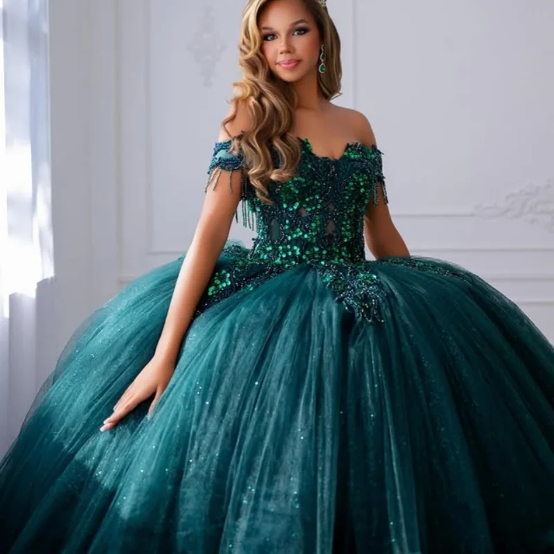 Glänzendes dunkelgrünes Quinceanera-Kleid mit schulterfreiem Spitzenschicht und Glitzer-Aufkleber. Quinceanera-Kleid mit langem Schwanz ﻿ Passen Sie an