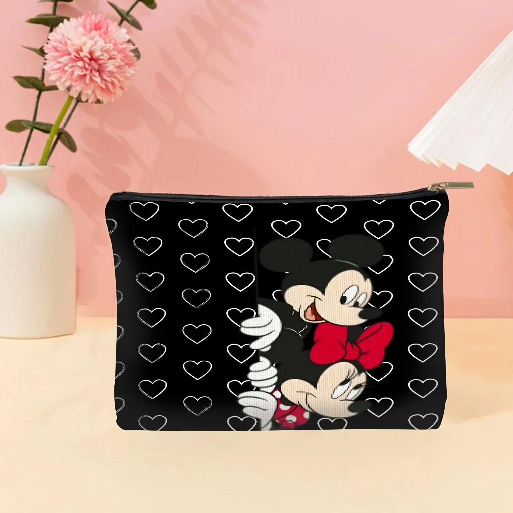 ディズニー ミッキーとミニー マウスの化粧品バッグ 1 個。象徴的なミッキーの耳、ミニーのリボン、水玉模様が特徴で、旅行に最適なジッパー付き収納バッグです。